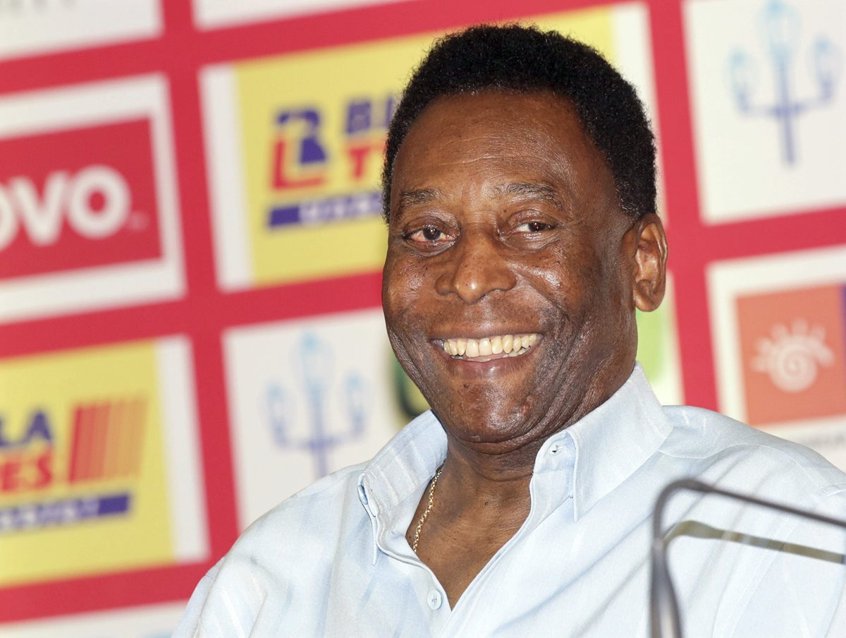 Pelé sonríe durante la conferencia de prensa en su visita la India para asistir al encuentro del Atletico de Calcuta y Kerala Blasters mañana. (Foto Prensa Libre: EFE)