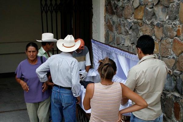 Familiares de Agustín González Santiago, observan el cadáver en la morgue de Jalapa. (Foto Prensa Libre: Hugo Oliva)