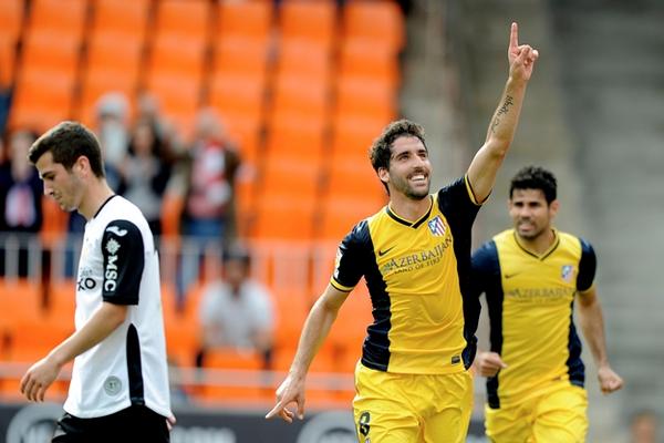 Raúl García festeja su anotación, la cual le dio el triunfo al Atlético de Madrid. (Foto Prensa Libre: AFP)