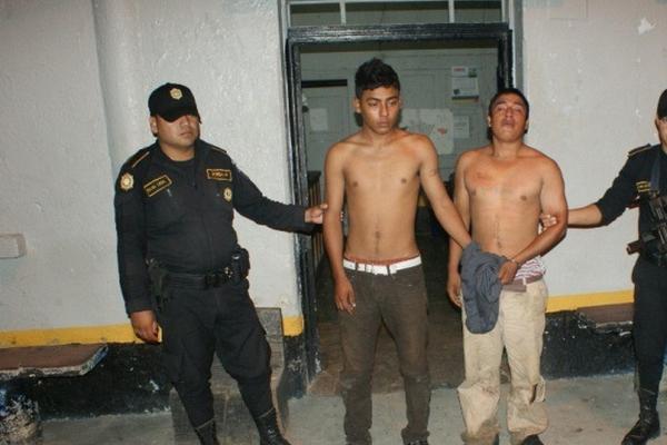 Los dos presuntos asaltantes capturados permanecen en la subestación policial, en San Benito. (Foto Prensa Libre: Rigoberto Escobar)<br _mce_bogus="1"/>