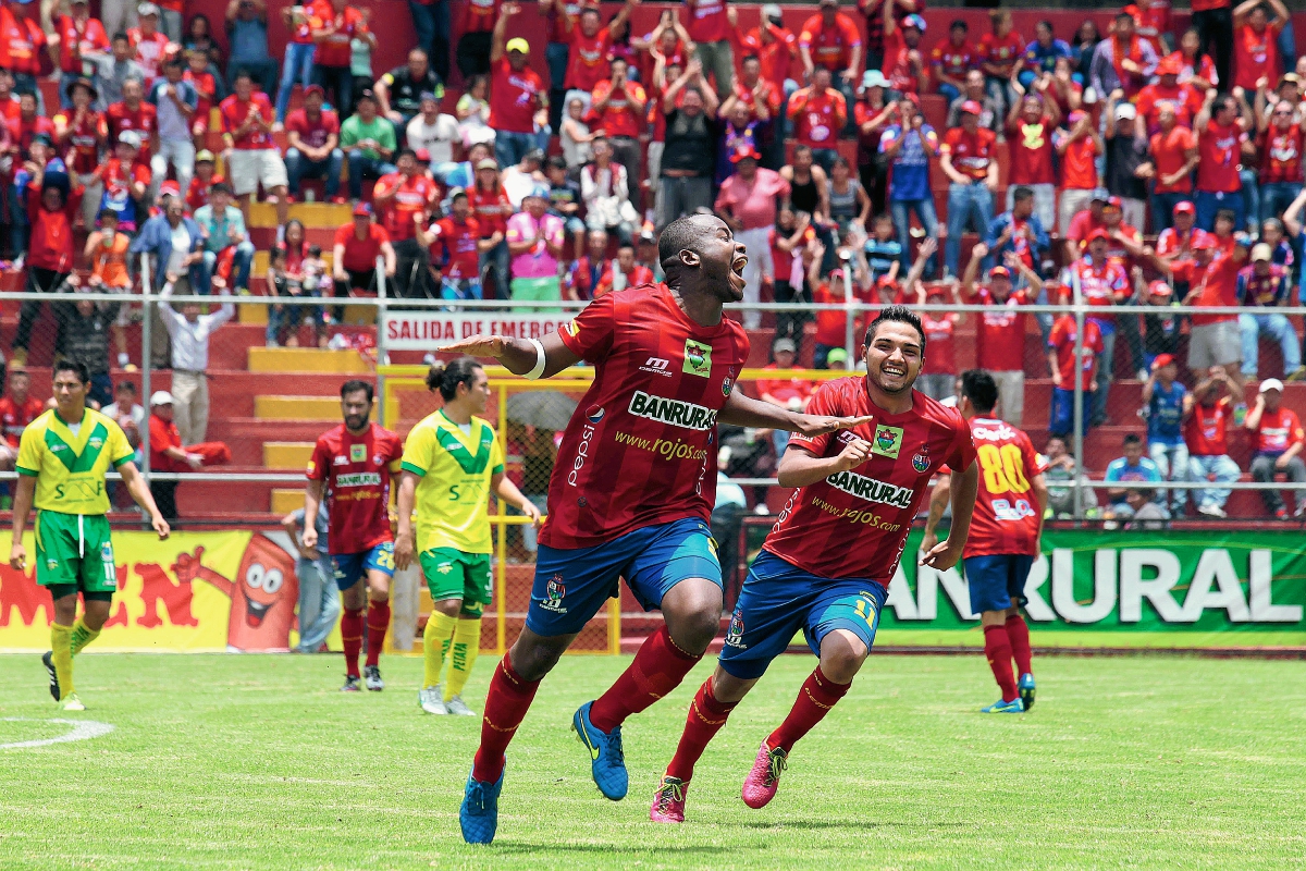 Darwin Oliva abrió la brecha para Municipal con un golazo. (Foto Prensa Libre:Norvin Mendoza)