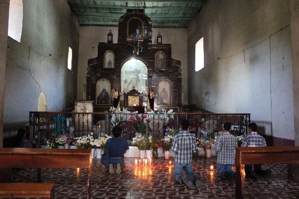 Turistas mexicanos  veneran a Jesús Nazareno.