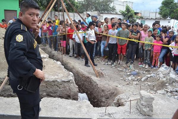 El albañil atacado con arma de fuego cayó a una zanja en una construcción en Sanarate, El Progreso. (Foto Prensa Libre: Hugo Oliva)