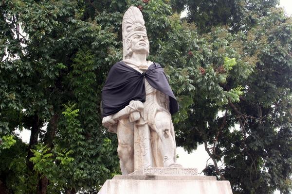 Líderes indígenas colocaron un manto negro en estatua de Tecún Umán, en Santa Cruz del Quiché. (Foto Prensa Libre: Óscar Figueroa)<br _mce_bogus="1"/>