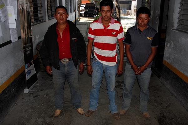 Tres hombres capturados por robo de cable eléctrico fueron llevados a la subestación policial de La Libertad, Petén. (Foto Prensa Libre: Rigoberto Escobar)
