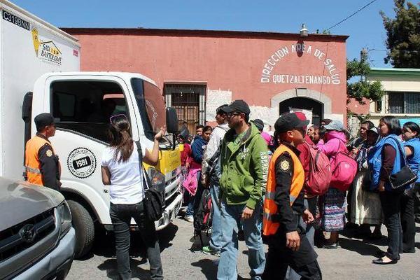 Trabajadores de oenegés protestan frente al Área de Salud de Quetzaltenango para exigir demandas. (Foto Prensa Libre: Carlos Ventura) <br _mce_bogus="1"/>