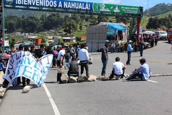 Estudiantes y padres de familia bloquean el paso  en el kilómetro 152, en Nahualá, Sololá. (Foto Prensa Libre: Ángel Julajuj)