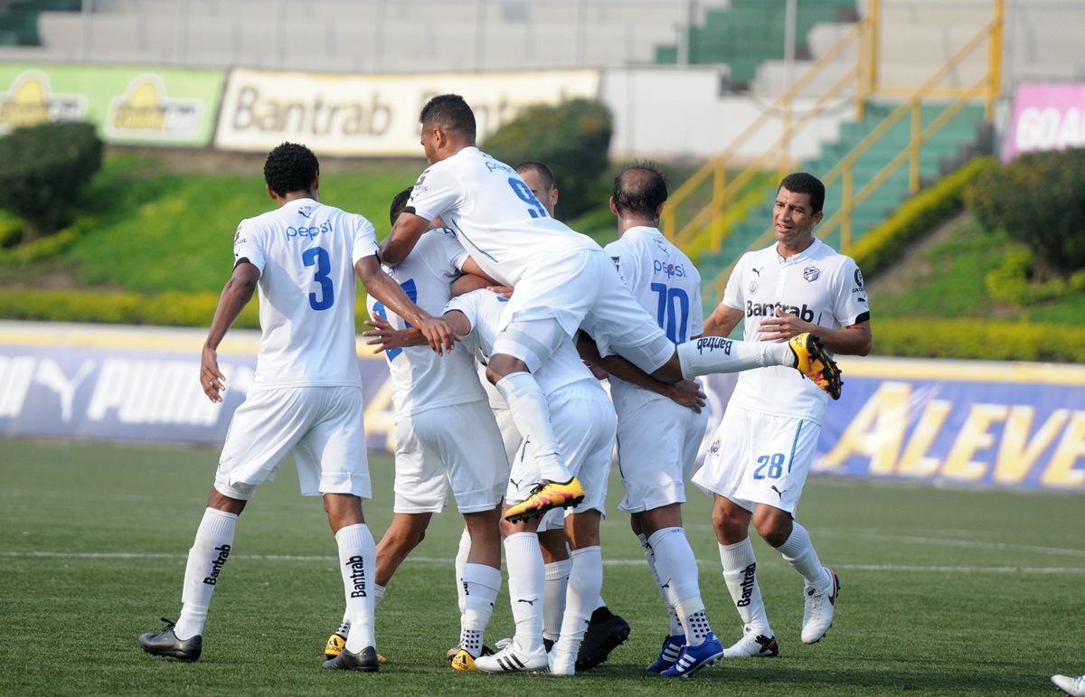 Los jugadores de Comunicaciones felicitan a Jairo Arreola por su anotación. (Foto Prensa Libre: Jeniffer Gómez)