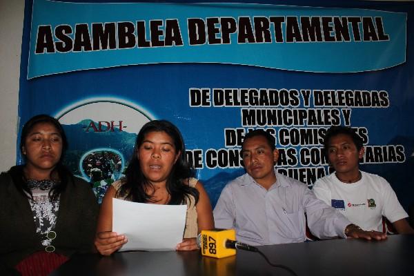 miembros de ADH,  durante la conferencia de prensa.