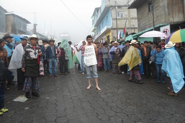 El presunto violador recorrió 20 cuadras descalzó y con un cartel sobre el pecho en Sololá. (Foto Prensa Libre: Ángel Julajuj)<br _mce_bogus="1"/>