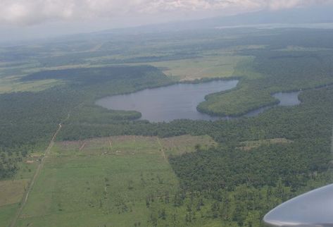 Panorámica de la Laguna Salvador,   Lívingston, en cuyos alrededores  ha habido tala  inmoderada de árboles.