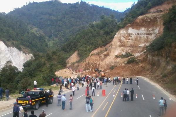 Derrumbe en el km 153 de la ruta Interamericana, Nahualá, Sololá, que bloquea los cuatro carriles. (Foto Prensa Libre: Ángel Julajuj)<br _mce_bogus="1"/>