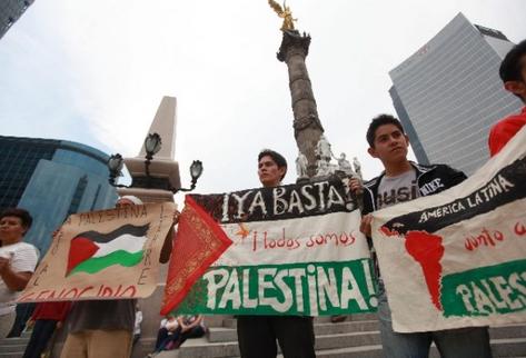 Decenas de personas se manifestaron este sábado en Ciudad de México contra los bombardeos israelíes contra Gaza. (Foto Prensa Libre: EFE)