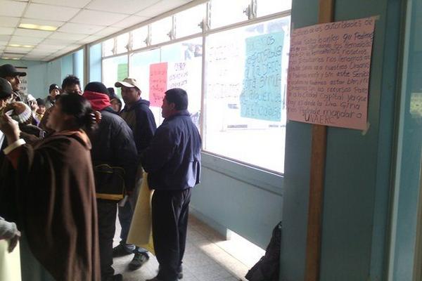 Pacientes renales se quedaron sin atención este lunes en el HRO, en Quetzaltenango. (Foto Prensa Libre: Alejandra Martínez)