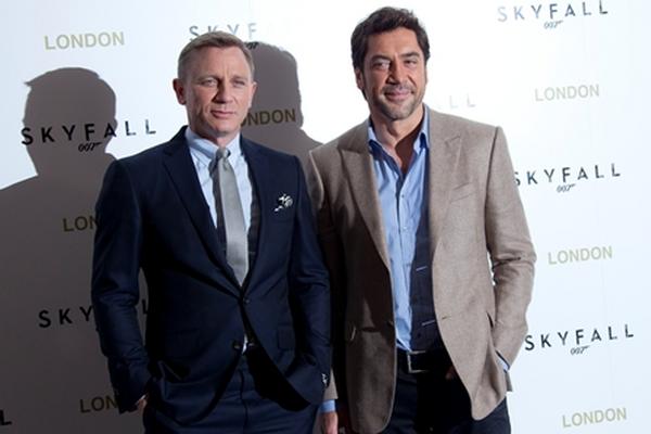 Daniel Craig y Javier Bardem, protagonistas de<em> Skyfall, </em>posan para los fotógrafos. 