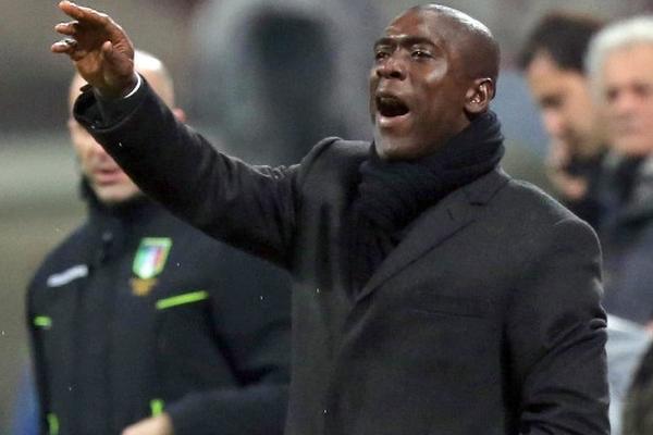 Clarence Seedorf, en su debut como técnico del Milán. (Foto Prensa Libre: EFE)