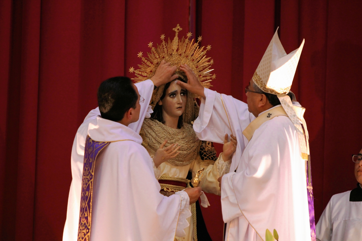 Vian Morales ofició la misa de consagración este domingo en el templo La Merced. (Foto Prensa Libre: Paulo Raquec)