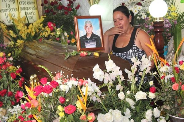 Aracely Lázaro  llora junto el féretro de su hijo, quien murió en Estados Unidos. (Foto Prensa Libre: Edwin Paxtor)