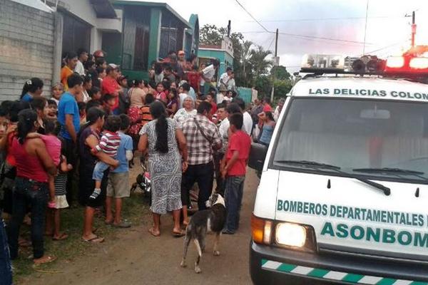 Vecinos se aglomeran para ver el cadáver de la víctima (Foto Prensa Libre: ALEXANDER COYOY).