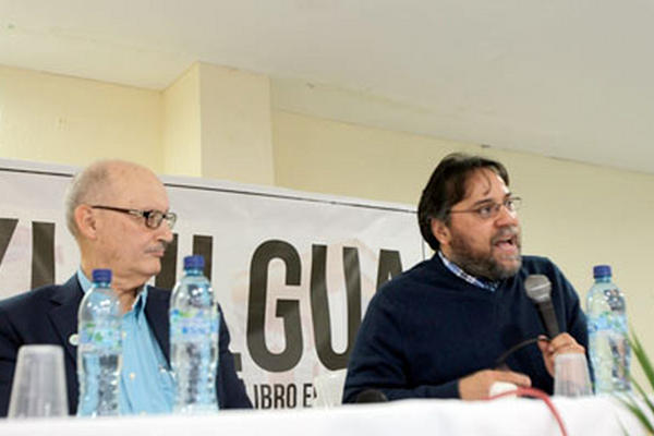 Rodolfo Kepfer y David Rozotto participan en conversatorio sobre Virgilio Rodríguez Macal (Foto Prensa Libre: Brenda Martínez).