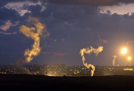 Vista general de columnas de humo creadas por bengalas en el sur de Israel y la Franja de Gaza (Foto Prensa Libre: EFE)