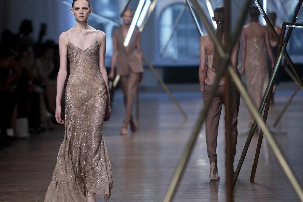 Diseñador Jason Wu presenta una colección novedosa. (Foto Prensa Libre: AP)