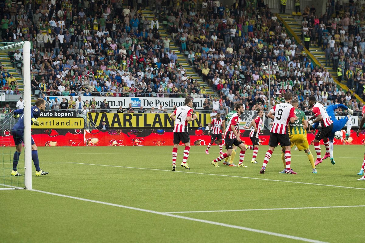 El portero del Ado Martin Hansen celebra después de anotar ante el PSV Eindhoven en la primera fecha del fútbol holandés, en La Haya. (Foto Prensa Libre: EFE)