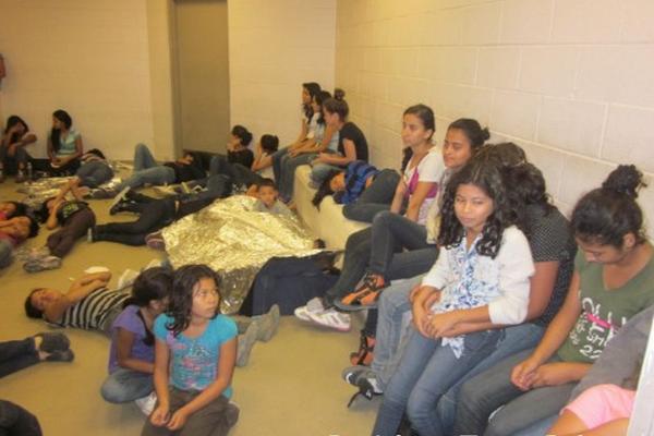 Las imágenes reveladas esta semana por el diario Breitbart Texas muestran a varios migrantes en condiciones inhumanas y hacinados; niños y adultos, entre los cuales hay guatemaltecos. (Foto Prensa Libre: con permiso de Breitbart Texas).