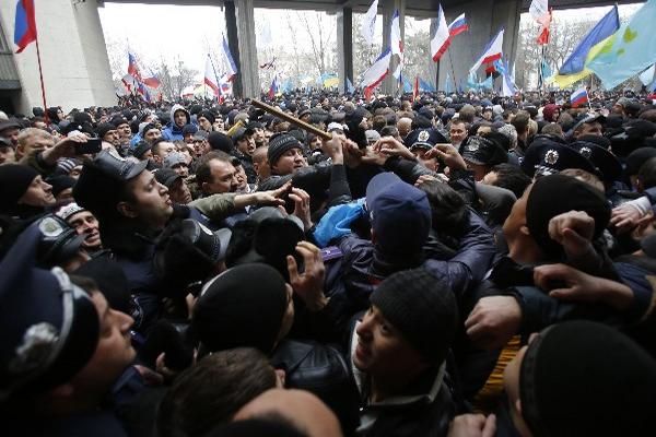 Enfrentamiento entre  manifestantes prorrusos y proucranianos, en Simferópol, Crimea,