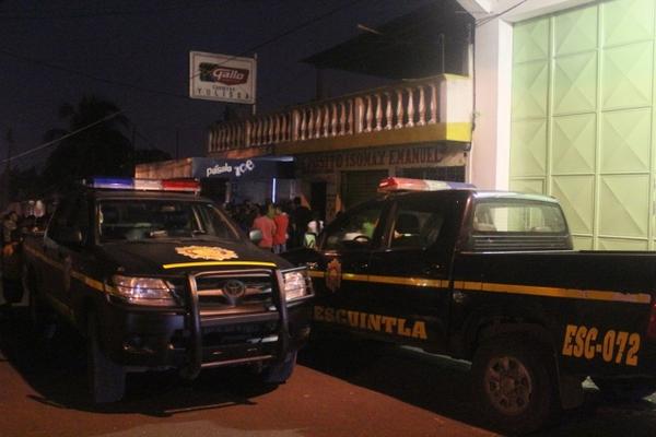 Un hombre fue asesinado este lunes en el interior de un bar en Escuintla. (Foto Prensa Libre: Melvin Sandoval)<br _mce_bogus="1"/>