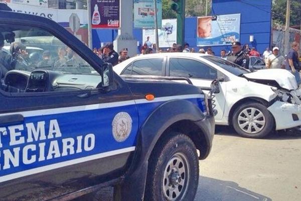 Accidente en avenida Reforma. (Foto Prensa Libre: Amílcar Montejo)