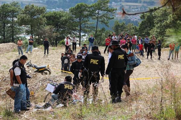 Autoridades revisan el sitio donde fue ultimado   guardián, en Huehuetenango.