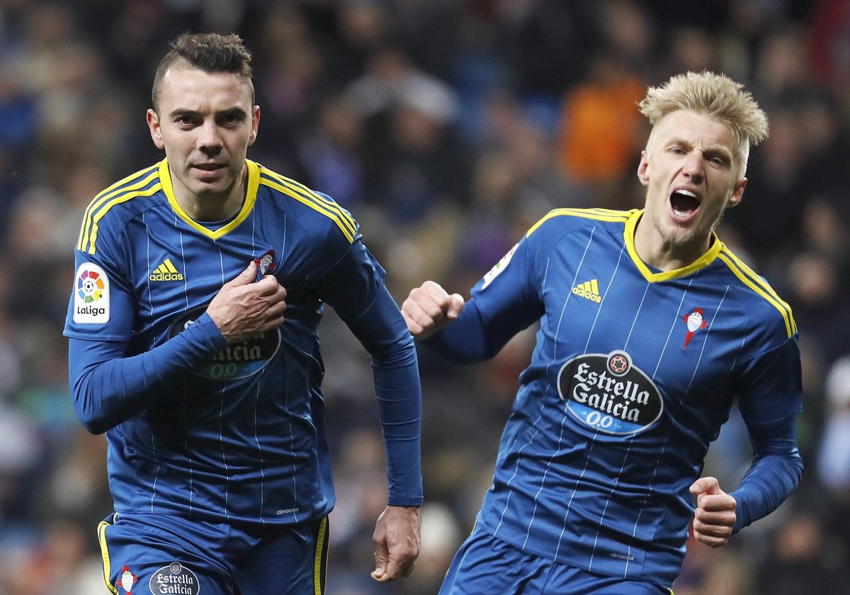 El delantero del Celta de Vigo Iago Aspas (izquierda) celebra su gol, primero del equipo frente al Real Madrid. (Foto Prensa Libre: EFE).