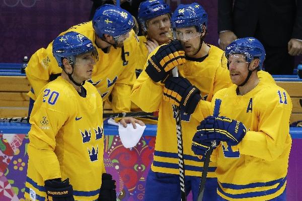 La selección de Suecia venció 5-0 a Eslovenia en los cuartos de final de hockey en Sochi 2014. (Foto Prensa Libre: AP)