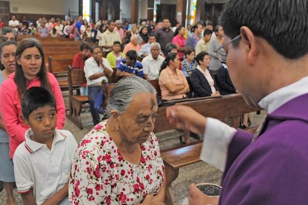 Católicos en Coatepeque, Quetzaltenango, reciben la imposición de la cruz de ceniza. (Foto Prensa Libre: Alexander Coyoy)