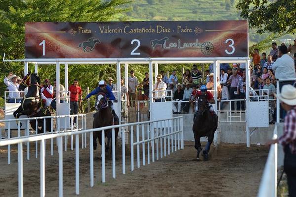 Tres caballos arrancan en una de las carreras que se llevaron a cabo por la feria de la aldea Sabana Grande, Chiquimula. (Edwin Paxtor)<br _mce_bogus="1"/>