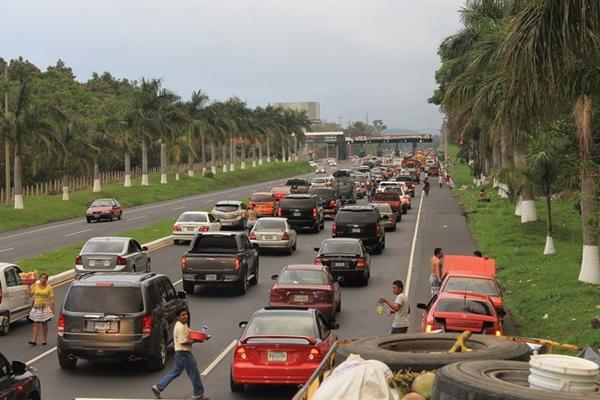 Largas filas de vehículos se observaron este domingo en las garitas del peaje en Escuintla, cuando retornaban a la capital. (Foto Prensa Libre: Enrique Paredes)<br _mce_bogus="1"/>