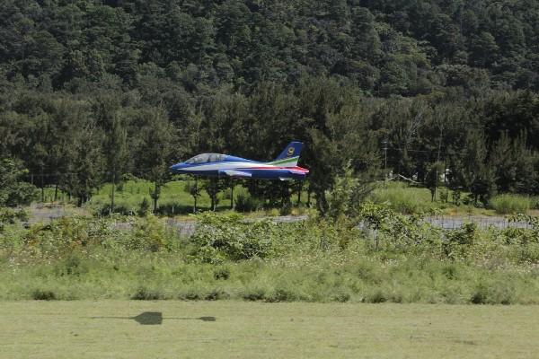 Jet que se desplaza en el aire a 170 millas por hora.