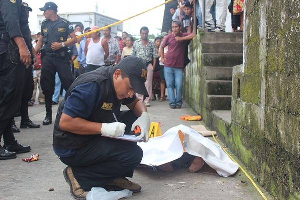 Fiscales del Ministerio Público inspeccionan el lugar donde quedó fallecida una mujer, y se presume que fue por un paro cardíaco. (Foto Prensa Libre: Danilo López)<br _mce_bogus="1"/>