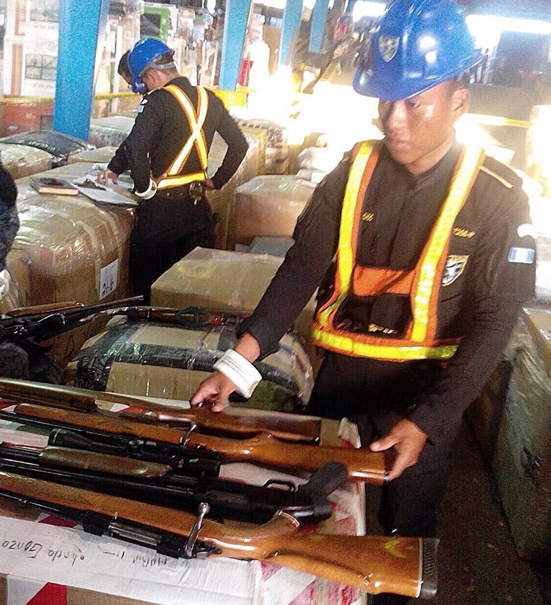 Agentes de la División de Puertos, Aeropuertos y Fronteras (DIPAFRONT) de la PNC inspeccionan las cajas que transportaba el furgón. (Foto Prensa Libre: PNC)