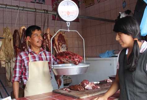 Carniceria El Nuevo Expendio subió el precio de la carne Q1 por libra. (Foto Prensa Libre: Ángel Martín Tax)