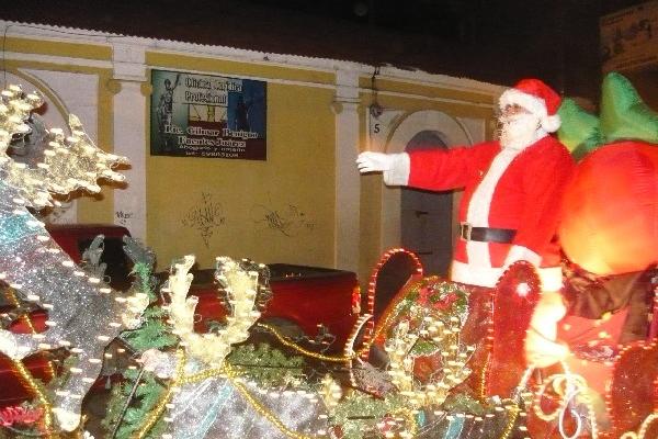 santa claus, en una carroza, durante el recorrido del año recién pasado.