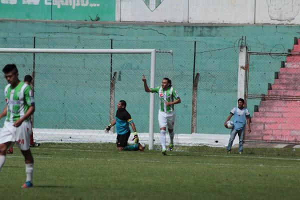 Mario Navas celebra el gol de Antigua FC contra la Nueva. (Foto Prensa Libre: Miguel López)