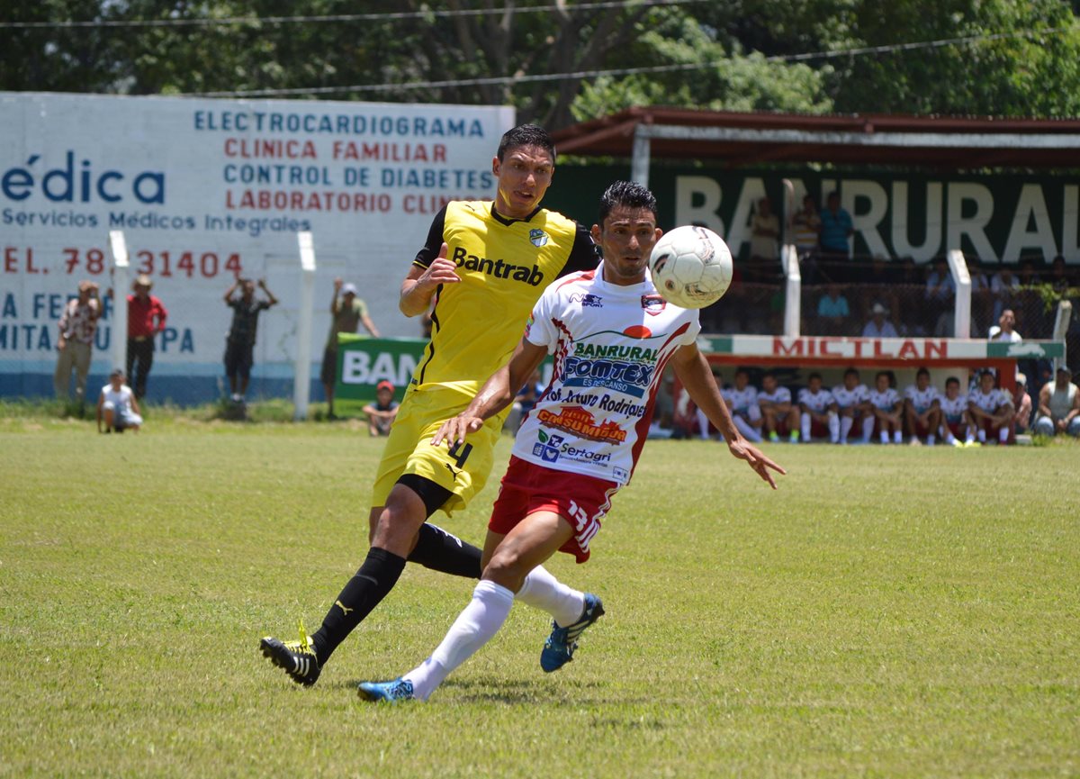 Mynor Asencio Trejo, de Deportivo Mictlán, intenta controlar la pelota ante la marca de Carlos Gallardo, durante el juego de ayer, en el estadio Asunción, en Asunción Mita, Jutiapa. (Foto Prensa Libre: Óscar González)