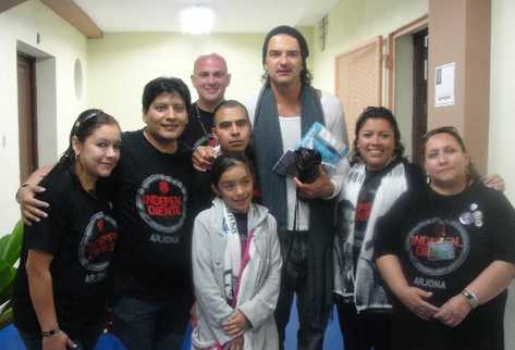 Reunión con Arjona, poco antes del concierto del 31 de marzo. (Foto Prensa Libre: Cortesía Arjona Pandilla GT)