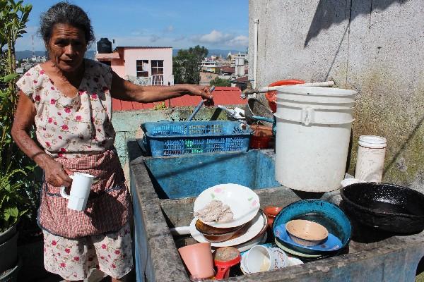 Amas de casa no tienen agua para lavar.