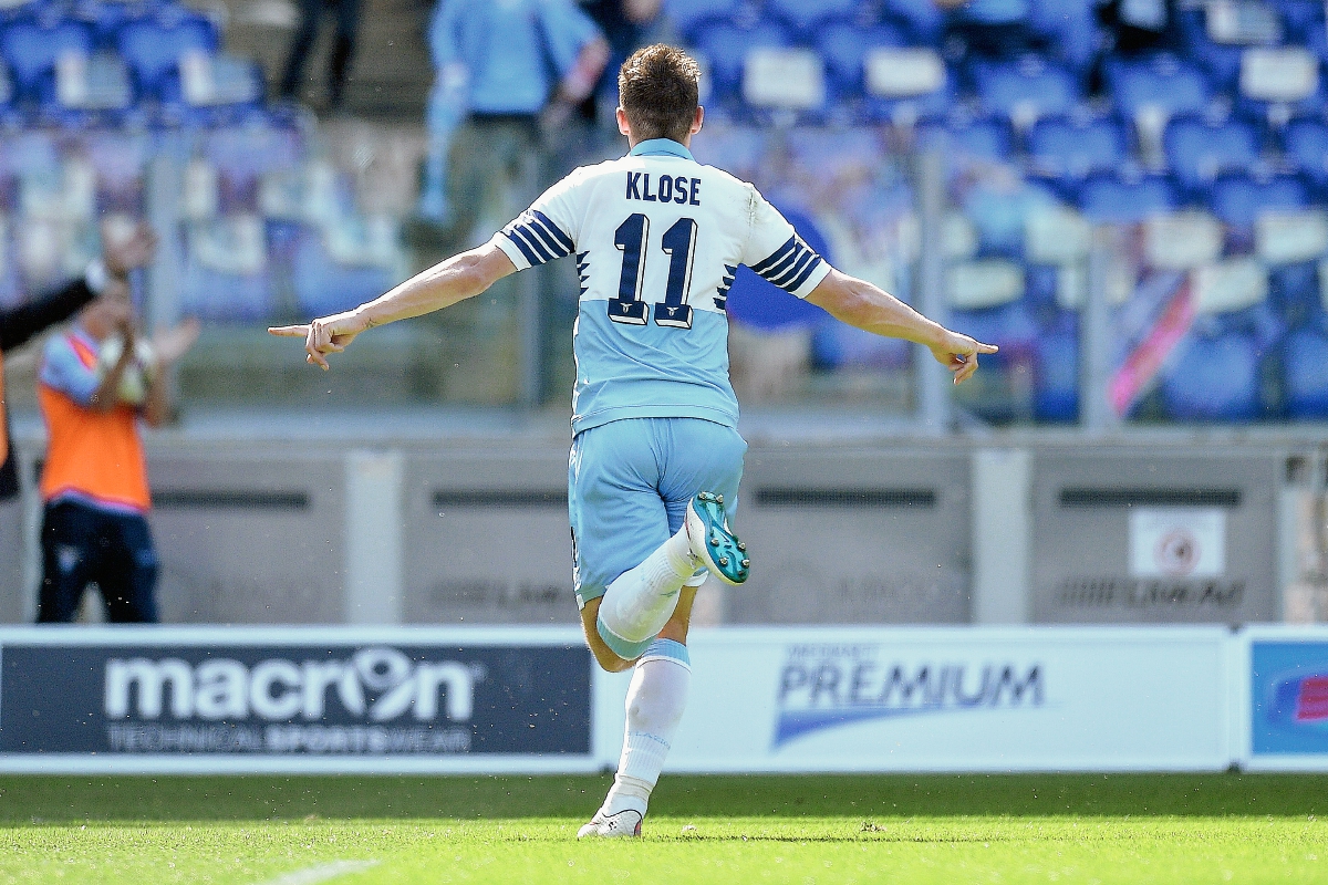 Miroslav Klose celebra el gol que anotó este domingo. (Foto Prensa Libre:AFP)