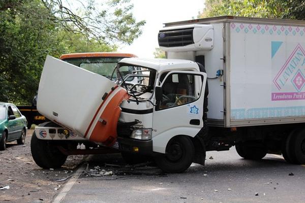 Dos camiones colisionaron este lunes en el kilómetro 174 en jurisdicción de Santa Cruz Muluá, Retalhuleu. (Foto Prensa Libre: Rolando Miranda)