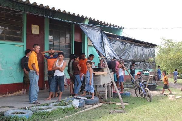 Varias Familias de la zona urbana de Sayaxché, Petén,  aún están en el albergue de la escuela de El Centro.