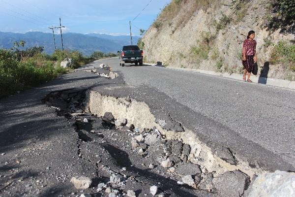 Parte del hundimiento formado en el kilómetro 306.5 de la ruta entre Ixtahuacán y Cuilco, Huehuetenango.